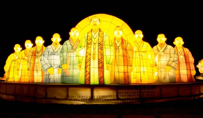 소태산 대종사와 9인 제자의 형상으로 만든 법등.