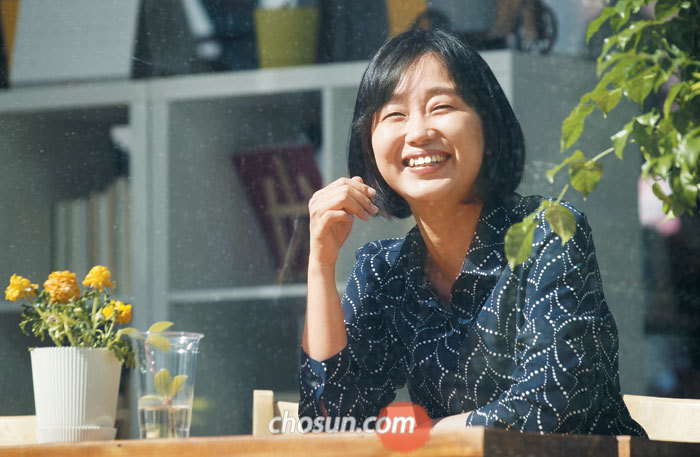 김재연 전 통합진보당 의원이 지난 11일 경기도 의정부시 민락동 ‘인생서점’에서 밝게 웃고 있다. 2012년 국회에 들어와 2년 뒤 정당 해산과 함께 의원직을 상실했다. 이후 인터넷 방송 진행자(BJ), 신문 배달, 책방 주인 등을 하며 정치 외도의 시기를 보냈다. 그는 “지난 6년 동안 정치인 김재연, 자연인 김재연 모두 조금은 성숙해진 것 같다”고 자평했다.