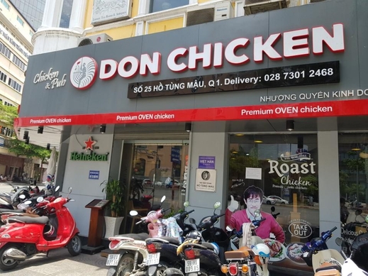 돈치킨 호퉁마우점. 치킨 뿐만 아니라 떡볶이, 김치볶음밥 등 한국식 음식을 판매하며 인기를 얻고 있다./유윤정 기자