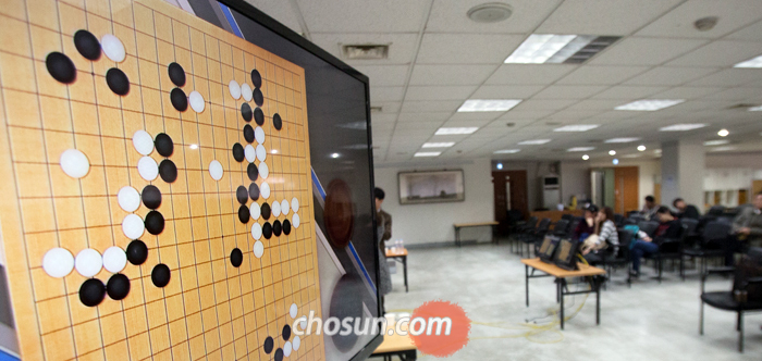 지난주 터진 미투 사태 이후 바둑계가 혼란에서 빠져나오지 못하고 있다. 사진은 2016년 3월 한국기원서 열린 이세돌―알파고 대결 4국 해설회 모습.