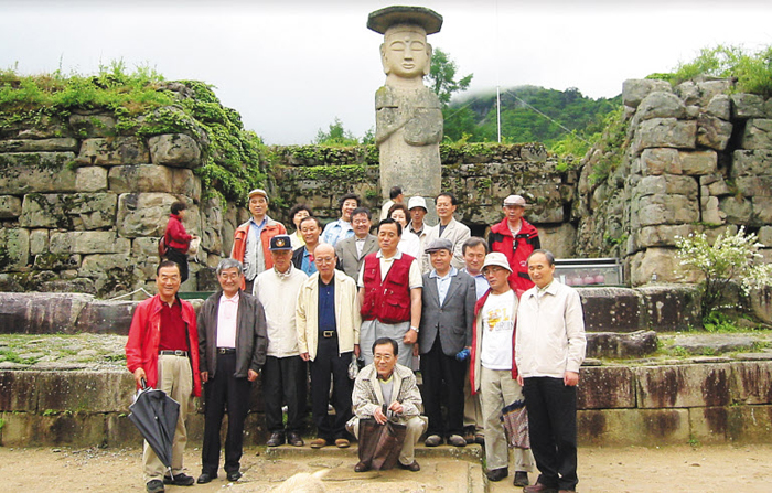 2004년 5월 충주 미륵사지를 찾은 역사모 회원들. 앞줄 왼쪽에서 넷째가 이웅근 회장, 오른쪽으로 한 사람 건너 이성무 교수, 그리고 오른쪽 끝이 이문원 현 회장이다.