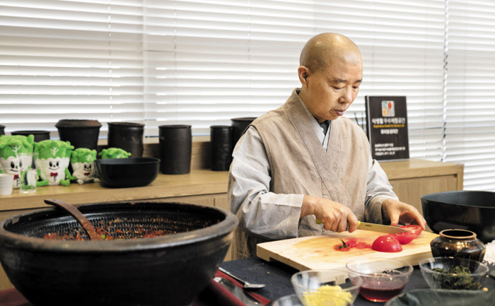 정관 스님이 봄김치 담그는 데 쓸 토마토를 자르고 있다. 절인 배추에 요즘 한창인 토마토로 김칫소를 만들어 넣으니 한결 신선한 맛의 김치가 됐다(큰 사진). 토마토와 사과, 배로 담근 김치(아래 작은 사진). 가볍고 산뜻하니 봄 느낌 물씬하다. 정관 스님은 