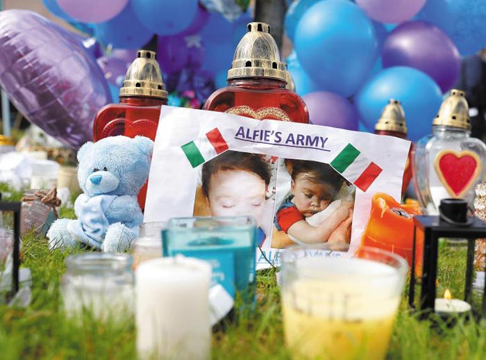 28일(현지 시각) 영국 리버풀의 올더 헤이 아동병원 앞 잔디밭에 퇴행성 뇌신경 질환을 앓다 병원의 연명 치료 중단으로 숨진 23개월 아기 알피 에번스를 추모하는 물품들이 놓여 있다.