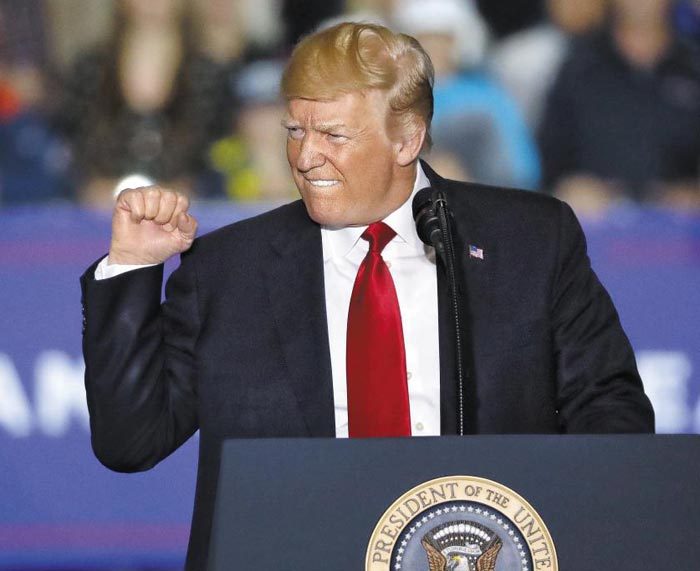 도널드 트럼프 미국 대통령이 28일(현지 시각) 미시간주 워싱턴타운십에서 지지자들에게 연설하고 있다.