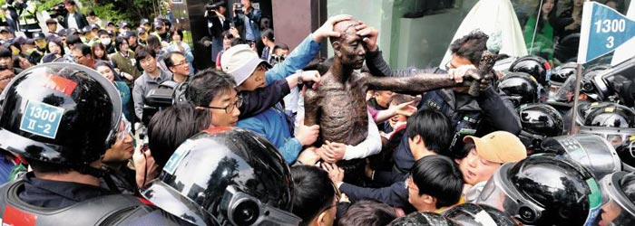 1일 오전 민노총이 주도하는 적폐청산·사회대개혁 부산운동본부 측 시위대가 부산 동구 초량동 일본 총영사관 앞으로 강제징용노동자상을 옮기려다 이를 막으려는 경찰과 몸싸움을 벌이고 있다.