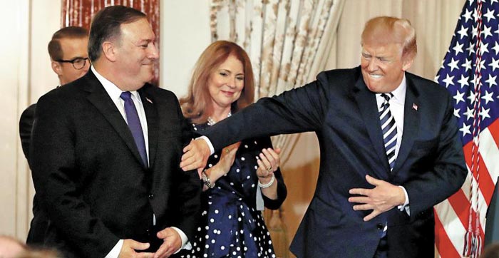 트럼프(오른쪽) 미국 대통령이 2일(현지 시각) 마이크 폼페이오(왼쪽) 신임 국무장관 취임식에 참석해 폼페이오 장관의 팔을 잡으며 익살스러운 표정을 하고 있다.
