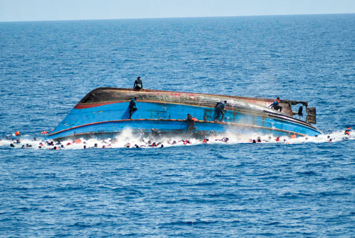 지난 2016년 5월 리비아 해안 에서 뒤집힌 난민선.