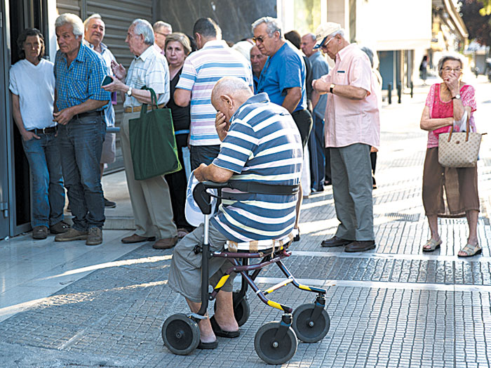 2015년 7월 그리스 아테네에서 은행 영업 재개를 기다리는 노인들.