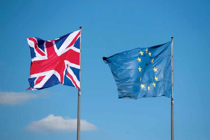 영국의 EU 탈퇴로 통합유럽이 흔들릴 수 있다는 우려가 나오고 있다. 사진은 영국 국기와 EU 깃발이 함께 펄럭이는 모습.
