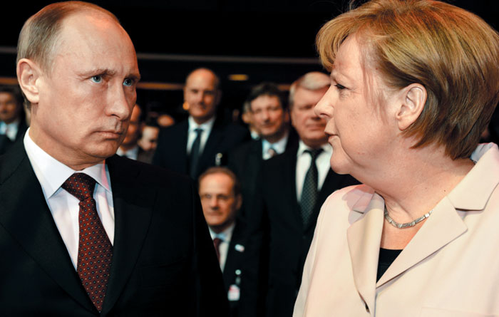 지난 2013년 4월 독일 북부 하노버에서 열린 산업박람회에서 메르켈(오른쪽) 독일 총리가 푸틴 러시아 대통령을 바라보며 이야기하는 모습. 하지만 푸틴 대통령의 시선은 다른 곳을 향해 있었다.
