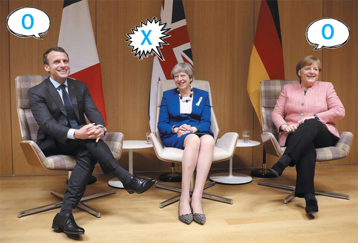 지난 3월 벨기에 브뤼셀에서 열린 유럽연합(EU) 정상회의에서 마크롱(왼쪽부터) 프랑스 대통령과 테리사 메이 영국 총리, 앙겔라 메르켈 독일 총리가 나란히 앉아 웃고 있는 모습. 