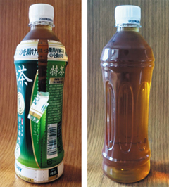 일본 녹차 페트병 음료에 붙은 비닐 라벨에 이중 절취선이 있다(왼쪽). 이 선 윗부분을 잡고 아래로 쭉 내리면 라벨 전체가 깨끗하게 벗겨져 쉽게 재활용할 수 있다(오른쪽).