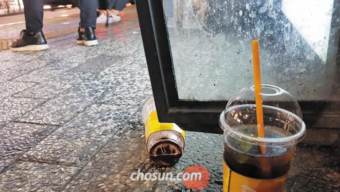 지난 6일 서울 마포구 한 버스 정류장에 일회용 커피컵이 길바닥에 버려져 있다.