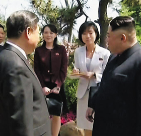 김여정도 배석 - 8일 중국 다롄에서 북한 김정은(오른쪽) 국무위원장과 중국 시진핑(왼쪽) 국가주석이 만난 자리에 김정은의 여동생 김여정(왼쪽 두번째) 노동당 중앙위 제 1부부장이 배석했다.