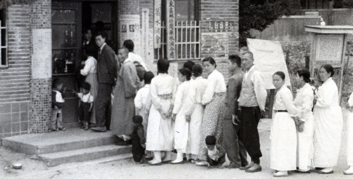 1948년 5월 10일 제헌의원 선거에 참여한 유권자들이 투표하기 위해 줄 서 있는 모습.