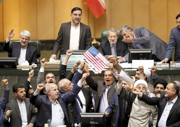 이란 의회, 성조기 불태우며 항의 - 미국이 이란 핵 협정 탈퇴를 발표한 뒤, 이란 국회의원들이 9일(현지 시각) 테헤란의 의사당에서 종이로 만든 성조기와 핵 협정안 등을 불태우며 “미국에 죽음을!”이란 반미 구호를 외치고 있다.