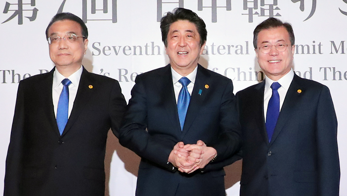 문재인(오른쪽) 대통령과 아베 신조(가운데) 일본 총리, 리커창(왼쪽) 중국 총리가 9일 오전 일본 도쿄에서 제7차 한·중·일 정상회의에 앞서 손을 잡고 기념 촬영을 하고 있다. 2015년 이후 3년 만에 개최된 3국 정상회담에서 세 정상은 한반도 비핵화와 평화 체제 구축에 공동의 노력을 기울이기로 했다.