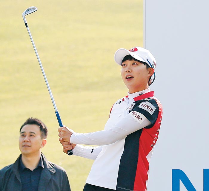 김효주가 10일 수원컨트리클럽에서 대회를 앞두고 열린 '왼손 챌린지'에서 왼손으로 아이언샷을 하고 있다.