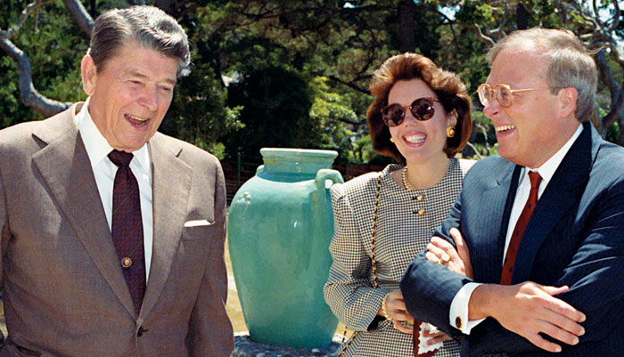 로널드 레이건 전 미국 대통령과 린다·에드윈 퓰너(사진 왼쪽부터) 부부의 즐거운 한때. 퓰너 박사는 “항상 ‘사람을 믿으라’던 레이건 덕분에 나는 긍정주의자가 됐다”고 말한다. 