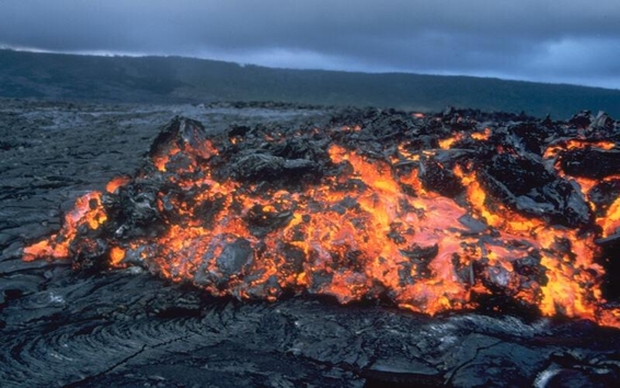  열점화산으로 이뤄진 하와이에서 흘러내리는 용암. /위키미디어 제공