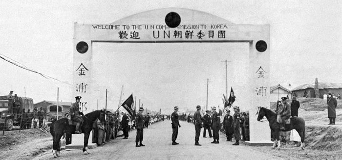 1948년 1월 8일 한반도의 정부 수립을 관리하기 위해 서울에 도착한 유엔한국임시위원단을 환영하는 아치가 김포공항 입구에 세워졌다. 인도·호주·프랑스·필리핀 등 8개국 대표로 구성된 위원단은 소련이 38선 이북에 들어가는 것을 거부하자 5월 남한에서 총선을 실시하기로 결정했다. 