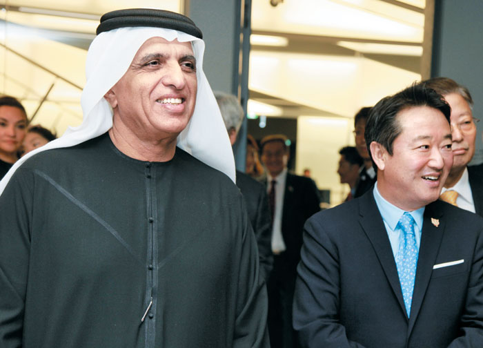 아랍에미리트(UAE) ‘라스알카이마’의 셰이크 사우드 빈 사크르 알카시미(앞줄왼쪽) 국왕이 3일 서울 마곡동 코오롱 원앤온리타워를 찾아 이웅열(앞줄 오른쪽) 회장과 만났다. 알카시미 국왕은 코오롱이 세계 최초로 개발한 골관절염 세포유전자 치료제 ‘인보사’의 연구시설을 둘러보기 위해 방문했다.