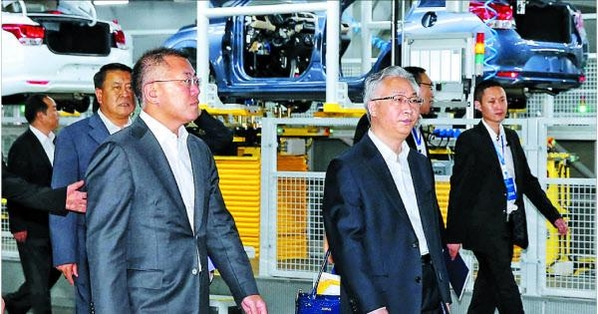지난해 중국 충칭시에 세워진 베이징현대의 충칭공장에서 정의선(왼쪽에서 세번째) 현대자동차 부회장과 장궈칭(왼쪽에서 네번째) 충칭시 시장이 시험 생산하고 있는 공장 라인을 둘러보고 있다. /현대자동차 제공