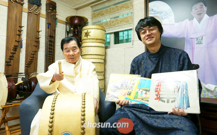 서울 홍제동에서 만난 정철호 명인과 그의 음반을 들고 있는 노재명 관장. 미색 두루마기를 걸치고 북 앞에 앉은 정 명인이 북채를 탕 내리치는데, 구순을 넘긴 나이가 무색하게 기색이 찬연했다.