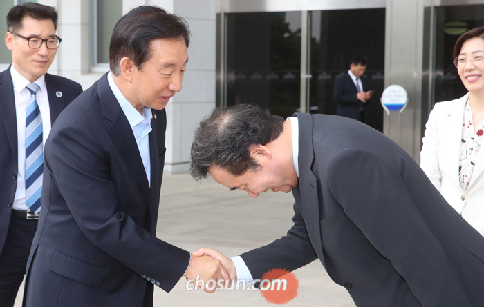 “추경 잘 부탁합니다” 허리 굽힌 총리 - 이낙연(오른쪽) 국무총리가 15일 국회 본회의에서 추경(追更) 처리를 요청하는 시정연설을 마친 뒤 국회 본관 앞에서 마주친 자유한국당 김성태 원내대표에게 추경 처리 협조를 당부하며 허리를 굽히고 있다.