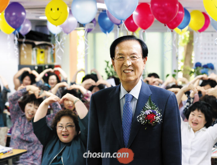 15일 제자들과 스승의 날 행사를 가진 이선재 양원초등학교 교장.