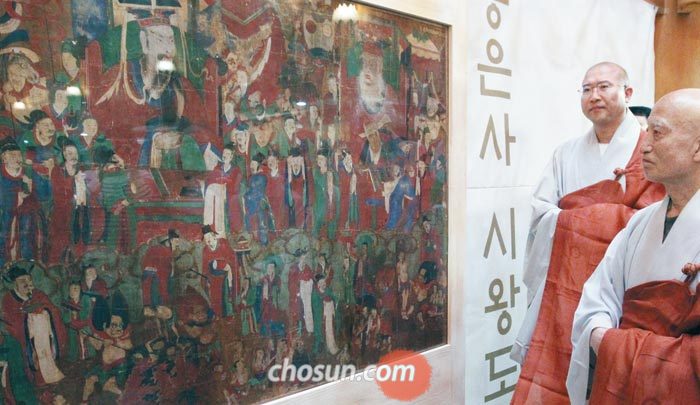 16일‘봉은사 시왕도’를 보고 있는 설정 스님.
