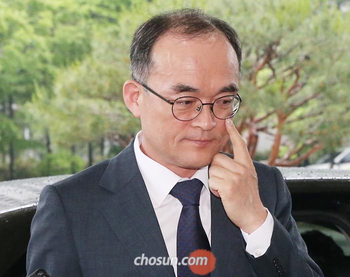강원랜드 채용비리 수사를 두고 수사팀과 정면충돌한 문무일 검찰총장이 16일 서울 서초구 대검찰청에 출근하고 있다.