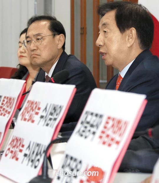 김성태(오른쪽) 자유한국당 원내대표가 16일 국회에서 기자 간담회를 갖고 있다.