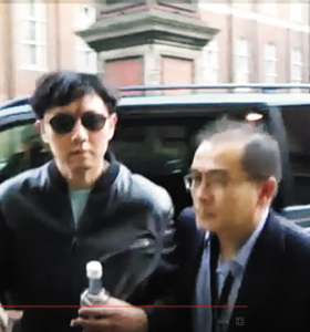 태영호 전 공사가 2015년 5월 에릭 클랩턴 공연 관람을 위해 영국을 찾은 김정철(김정은의 친형·왼쪽)을 에스코트하고 있다.