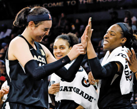 WNBA(미여자프로농구) 라스베이거스 에이시스에서 훈련 중인 박지수(맨 왼쪽)가 동료들과 하이파이브를 하는 모습.