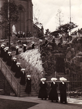 1962년 첫 서원을 마친 수녀들이 명동성당 계단을 내려오는 사진.