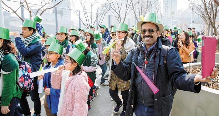 지난 4월 서울로 7017에서 열린 퍼레이드 축제 ‘봄나팔 대행진’에서 초록 모자를 쓴 외국인 방문객과 시민들이 나팔을 불며 축제를 즐기고 있다. 지금까지 약 200만 명의 외국인이 서울로를 다녀갔다.