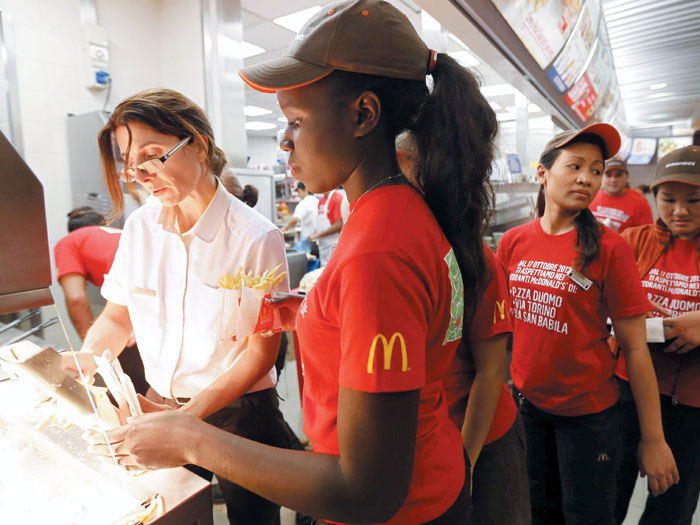 미국 내 대표적인 최저임금 적용 매장인 맥도널드 햄버거점 직원들.