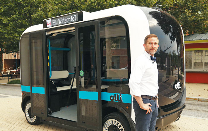 2016년 여름 미국 메릴랜드주의 내셔널 하버에 등장한 12인승 무인 자동차 올리. 올리는 IBM사의 인공지능 왓슨과 연결돼 승객들과 직접 대화하는 버스다.