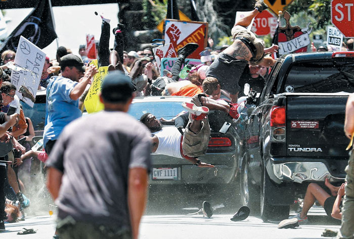 2018년 퓰리처상 사진부문 수상작. 미국 시위 도중 자동차가 시위대를 향해 돌진하는 장면.
