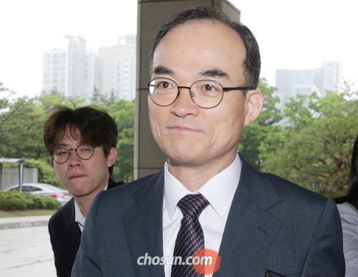 문무일 검찰총장이 18일 오전 서울 서초동 대검찰청으로 출근하고 있다.