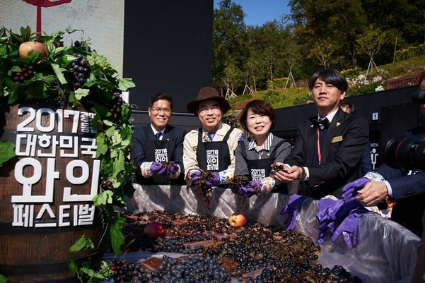 광명시가 주최한 2017년 대한민국 와인 페스티벌 참가자들이 포도 으깨기 시연을 하고 있다. /최정욱 소장 제공
