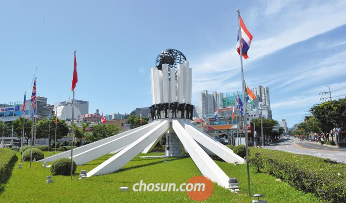 부산 남구 대연동 유엔기념공원 인근에 들어선 유엔기념탑 전경.