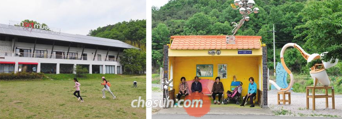 ‘지붕 없는 미술관’으로 불리는 별별미술마을의 시안미술관 잔디밭에서 아이들이 즐겁게 뛰놀고 있다(왼쪽 사진). 오른쪽 사진은 버스 정류장을 작품으로 꾸민 권순자 작가의 ‘풍선을 타고 떠나는 환상여행’. 정류장 지붕에 풍선을 달아 떠나는 이들의 설렘을 표현했다.