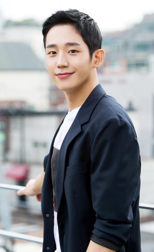 부모님, 일곱 살 터울의 남동생과 함께 산다는 정해인은 가족 이야기를 할 때 크게 웃었다.