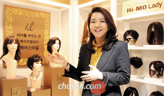 홍정은 하이모 부사장이 지난 23일 서울 양재동 본사에서 여성 전용 가발 ‘하이모 레이디’를 소개하고 있다. 그는 “삶의 가치를 끌어올리는 ‘밸류 크리에이터’가 되겠다”고 말했다.