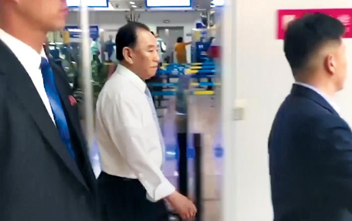 김영철(가운데) 북한 노동당 부위원장 겸 통일전선부장이 29일 중국 베이징 서우두 공항에 도착해 걸어가고 있다.