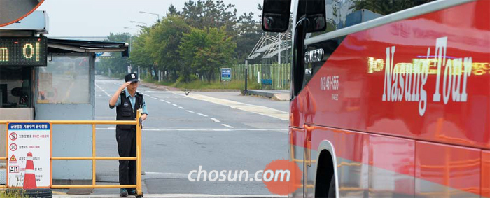 전북 군산시 소룡동 ‘한국GM 군산공장’ 폐쇄를 하루 앞둔 30일 오전 6시 공장 동문(東門)을 통과하는 직원용 통근버스를 향해 경비원이 거수경례를 하고 있다. 이날 공장에 들어선 통근 버스 4대 중 3대는 텅 비어 있었다. 맨 마지막 버스에 단 한 명이 타고 있었다. 20년 가까이 매일 직원 수천명을 공장으로 데려다준 이 버스는 31일부로 운행을 공식 종료한다.