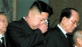 김정은 북한 국무위원장이 2011년 12월 23일 금수산기념궁전에 안치된 아버지 김정일 국방위원장 시신을 참배하면서 눈물을 닦고 있다. 