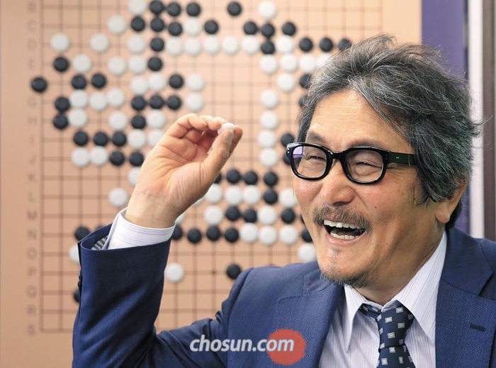 조치훈 9단이 바둑돌을 집어던지고 있다. 인공지능(AI) 알파고가 앞에 있다고 상상해보라고 하자 이런 돌출 행동이 나왔다. ‘폭파 전문가’ 조치훈이 올해 입단 50년을 맞았다. “50년 전으로 돌아간다면 바둑을 더 열심히 공부해 이창호, 이세돌, 알파고를 다 물리치고 싶다”고 했다.